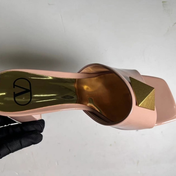 One stud mule sandals in tan - Picture 5 of 5